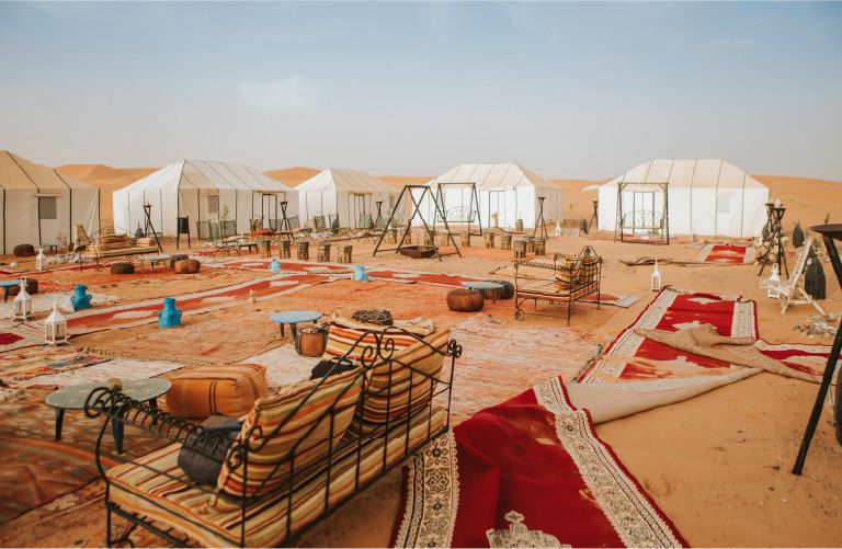 砂漠キャンプでの夕食と音楽体験