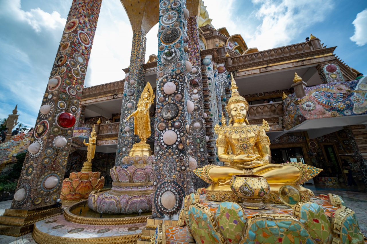 タイのワット・プラタート・パーソーンケーオと仏像