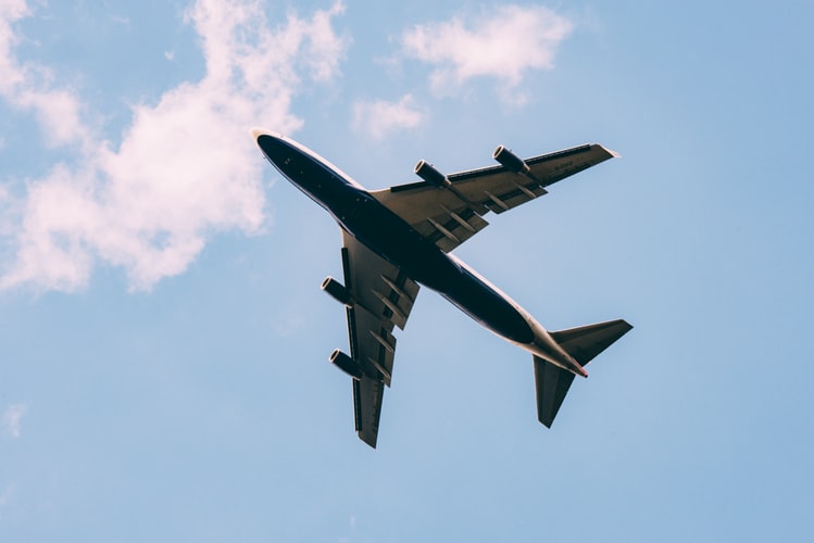 空を飛ぶ飛行機