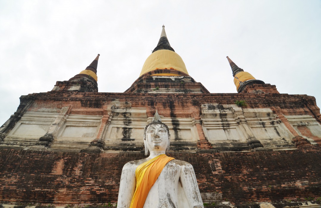 タイアユタヤのワット・ヤイチャイモンコンと仏像