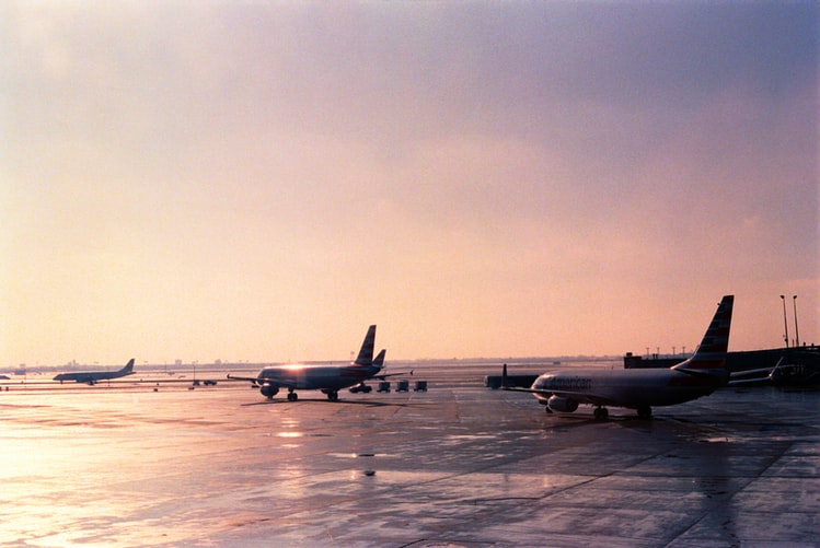夕方の空港と飛行機
