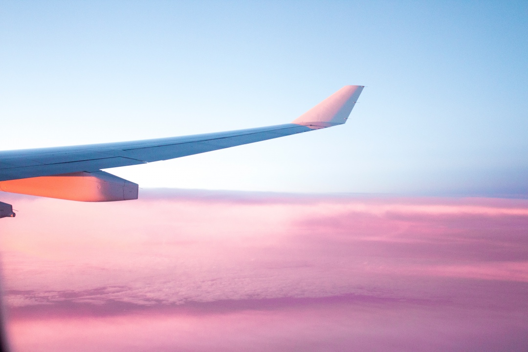 夕方の空を飛ぶ飛行機
