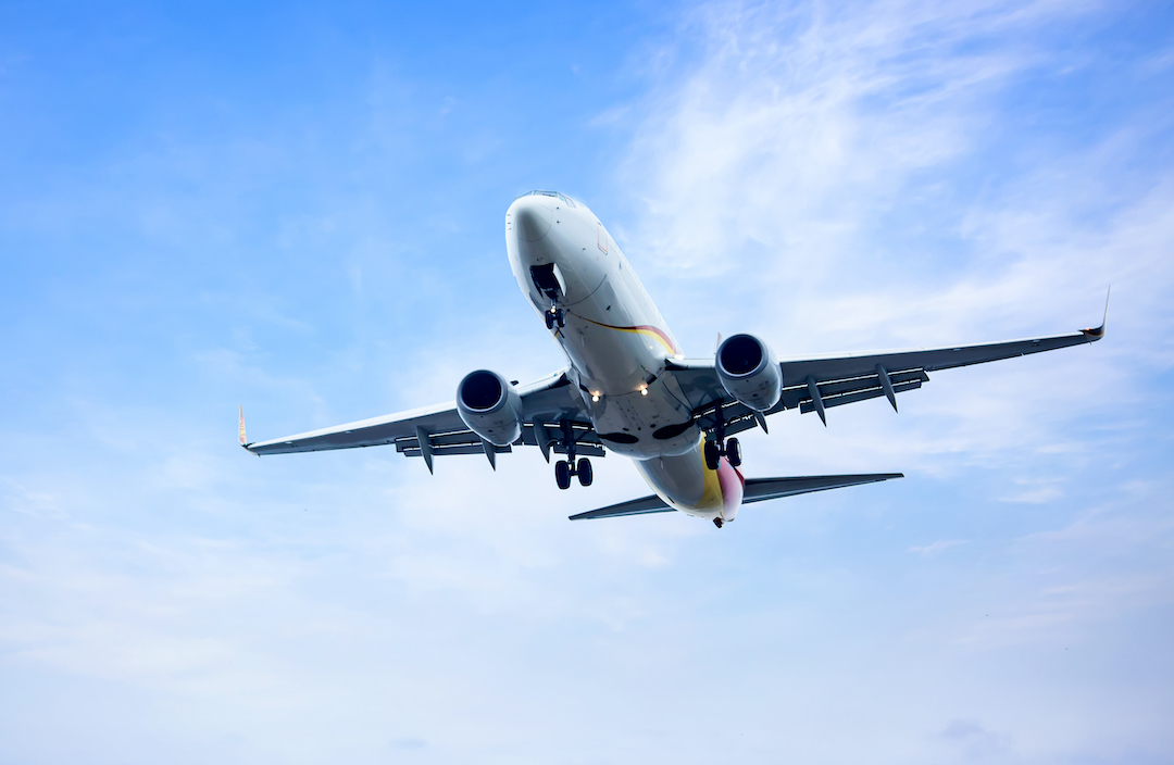 空を飛ぶ飛行機