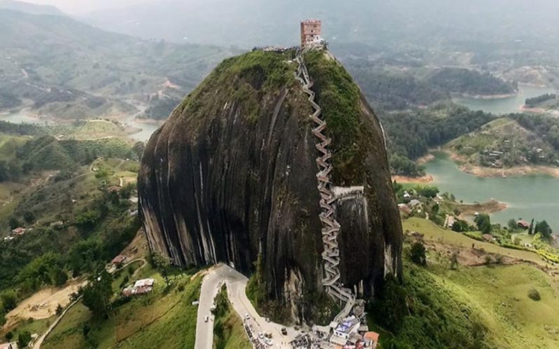 コロンビアにある花崗岩の岩山、ラ・ピエドラ・デル・ペニョル