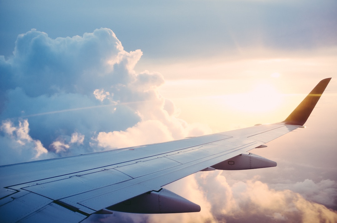 飛行機から見た夕焼けの景色
