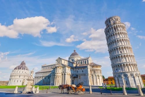 イタリアのピサの斜塔