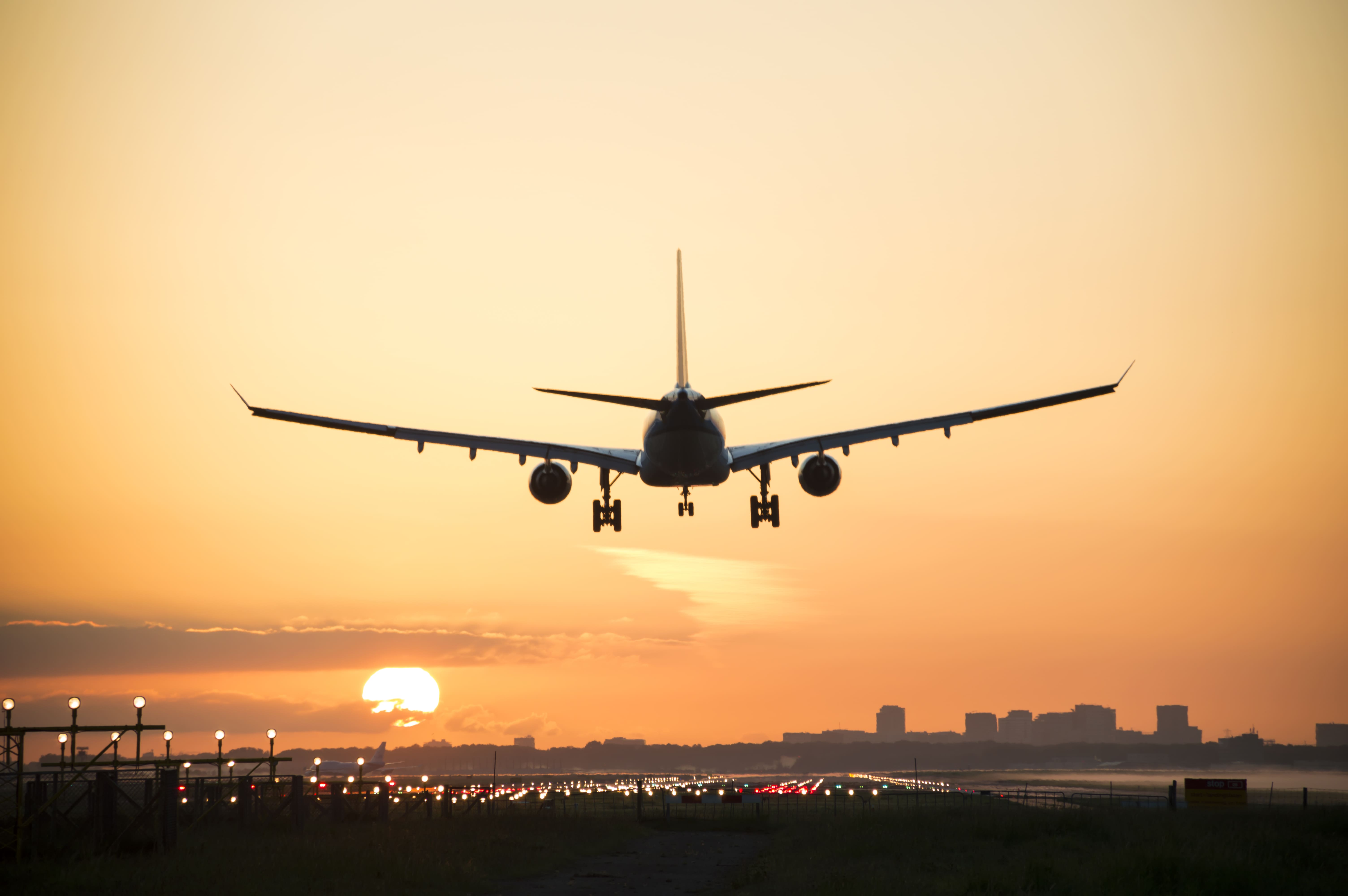 夕焼けに飛び立つ飛行機