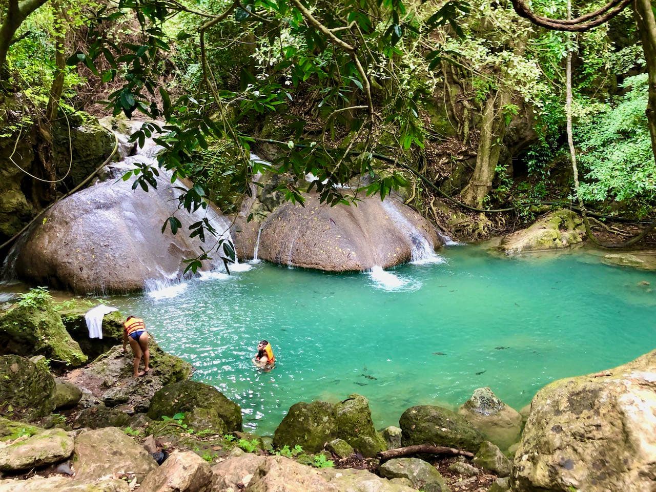 タイの一番美しい滝で水遊び！
