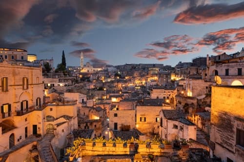 イタリア　マテーラの洞窟住居の夜景