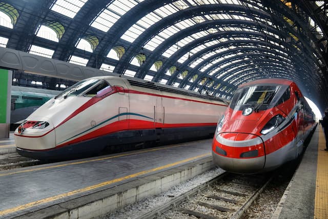 ミラノ中央駅のフレッチャロッサ（イタリアの高速列車）