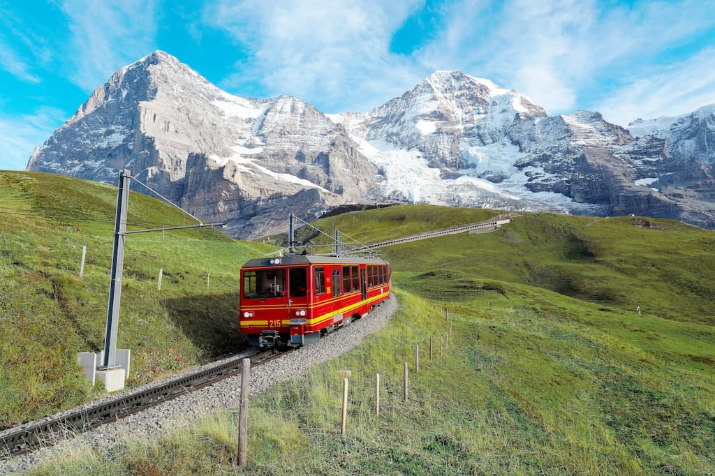 ユングフラウヨッホを背景にしたユングフラウヨッホ鉄道
