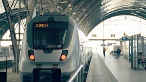 スイスのチューリッヒ行きの電車