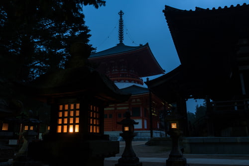 日本の高野山の夜