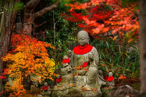 日本の高野山にある地蔵