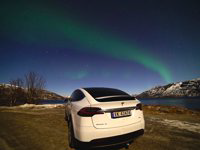 ノルウェーのオーロラと車