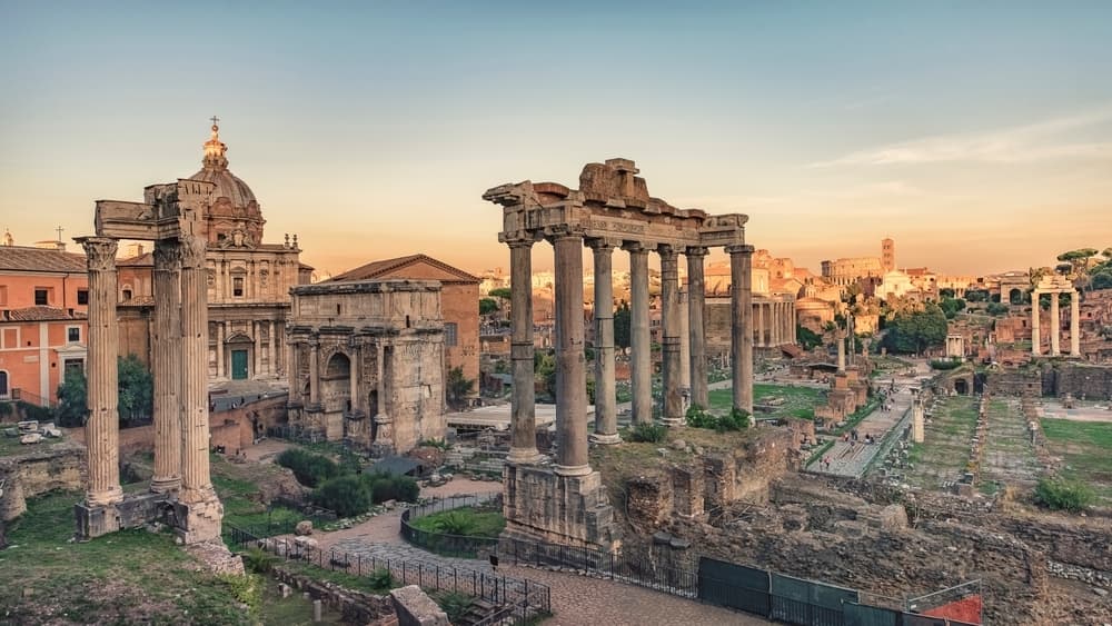 イタリア、ローマにある古代ローマ時代の遺跡、フォロ・ロマーノの景色
