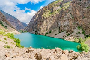 Penjikent Haft Kul Seven Lakes Breathtaking Picturesque Panoramic View on a Sunny Blue Sky Day ペンジケント　セブンレイクの一つ