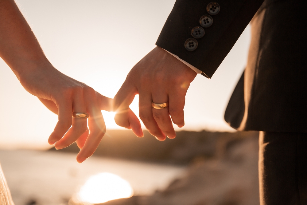 一對即將結婚的夫妻的手