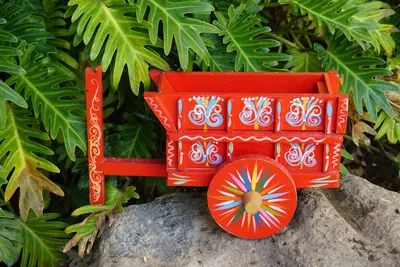 彩色の木製牛車（カレータ）