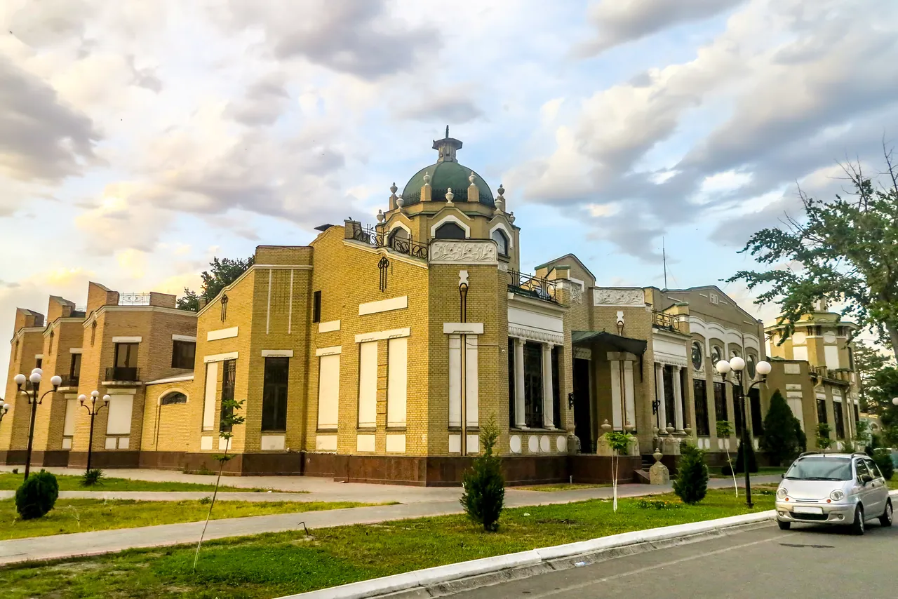 ロシア統治時代の洋風建築（コーカンド、ウズベキスタン）