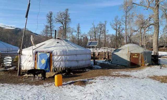 雪の残る冬の遊牧民のゲル