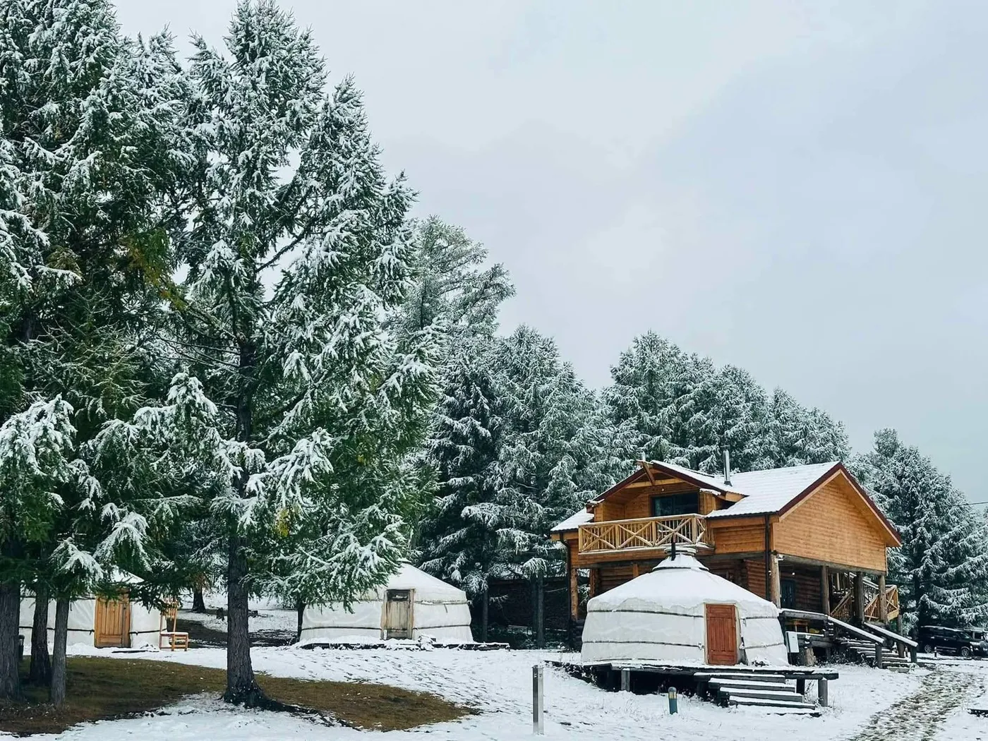 雪に包まれたホジルトの温泉リゾート